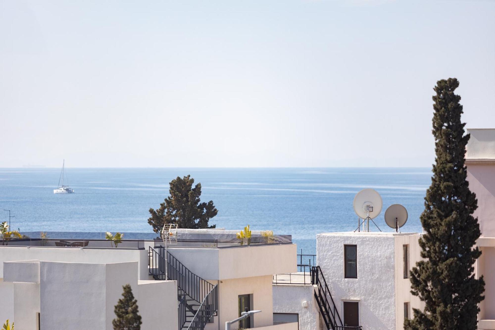 Luxurious 3-Bedroom Seaside Retreat Fully Renovated In 2025 Athena Bagian luar foto